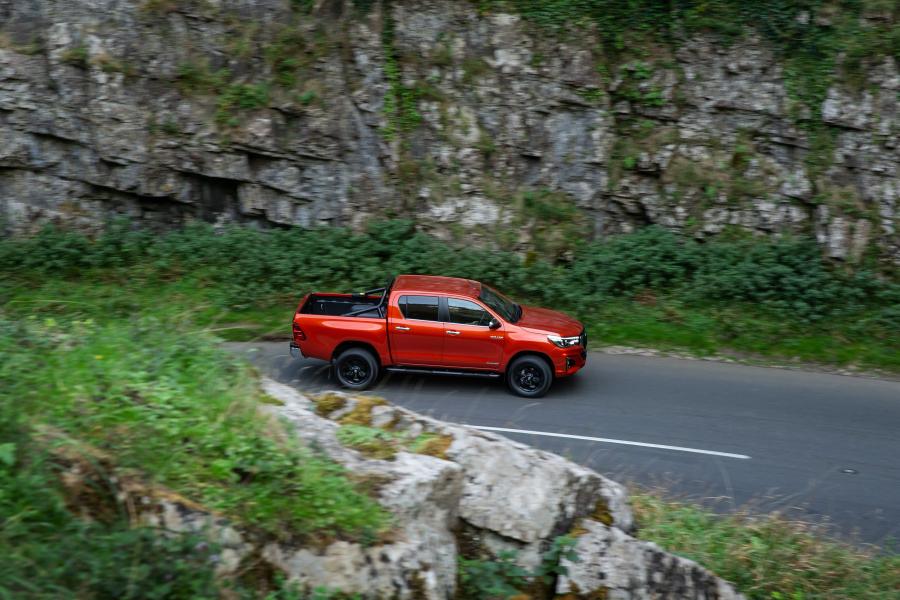  Toyota Hilux Invincible X Double Cab 2018 года  (UK) (фото 22 из 40)